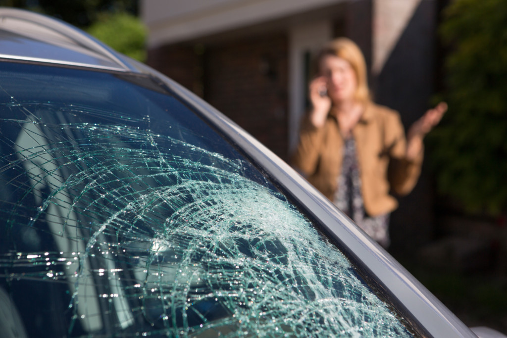 事故車ガラスの損傷は 車両保険 と 自己負担 のどっちが良い ダックス Glassstyle グラススタイル 公式サイト