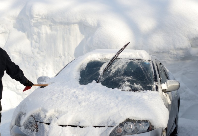 車の正しい雪下ろし方法を解説 やり方を間違えると車に傷が付くかも ダックス Glassstyle グラススタイル 公式サイト