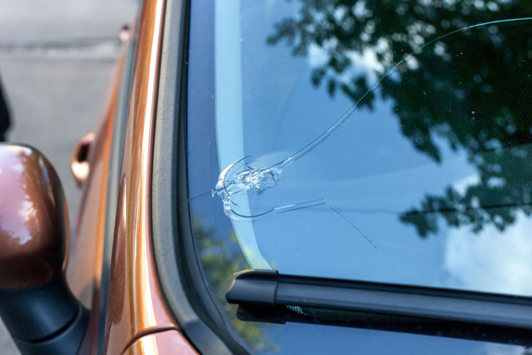 飛び石で車が破損したときの責任は 保険の適用を含め対処法を解説 ダックス Glassstyle グラススタイル 公式サイト