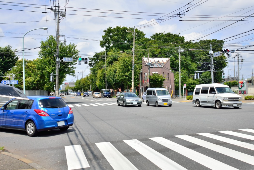 交差点内での車線変更は道路交通法違反なのか？