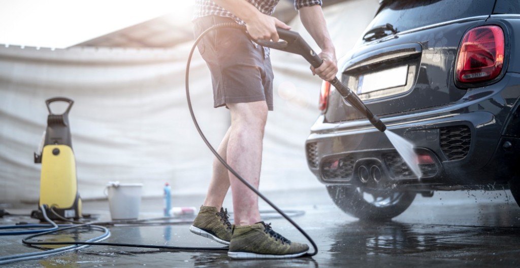車の下回り洗車を自分で行う場合のやり方と注意点