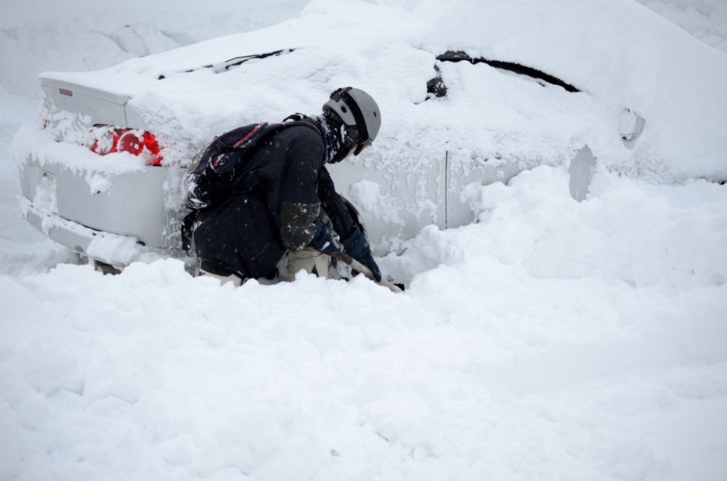 大雪で車が立ち往生したときの対処法