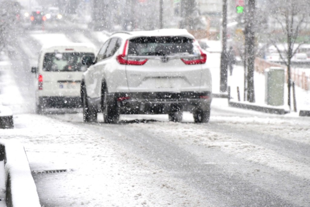 雪道運転のコツ、車間距離は普段の2倍以上空ける