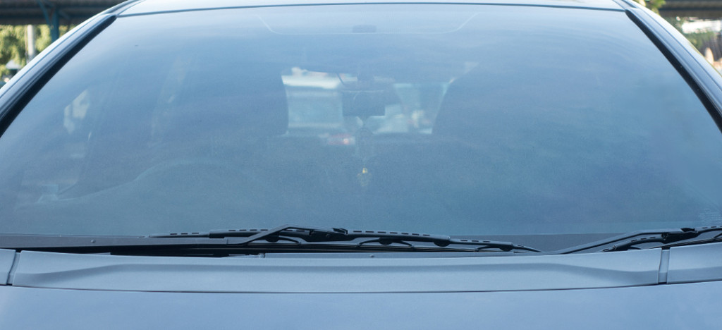 フロントガラスにフィルムを貼っても車検は通る？