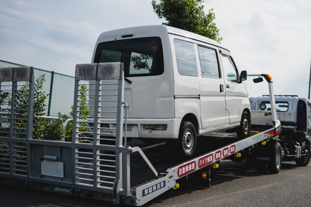 自動車保険とJAFのレッカー対応の違い