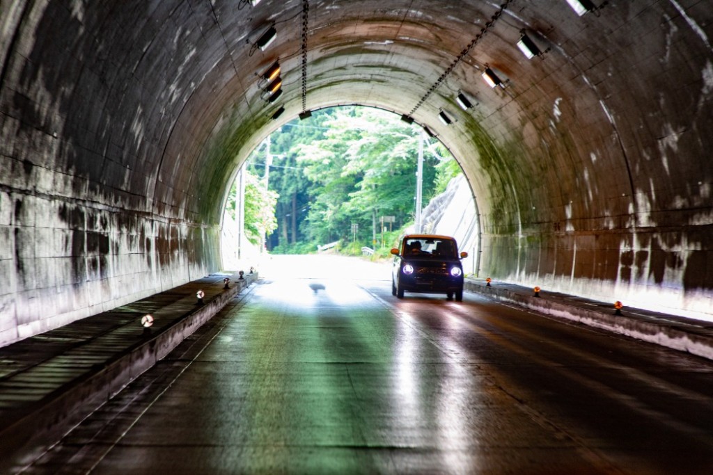 車両通行帯のないトンネル