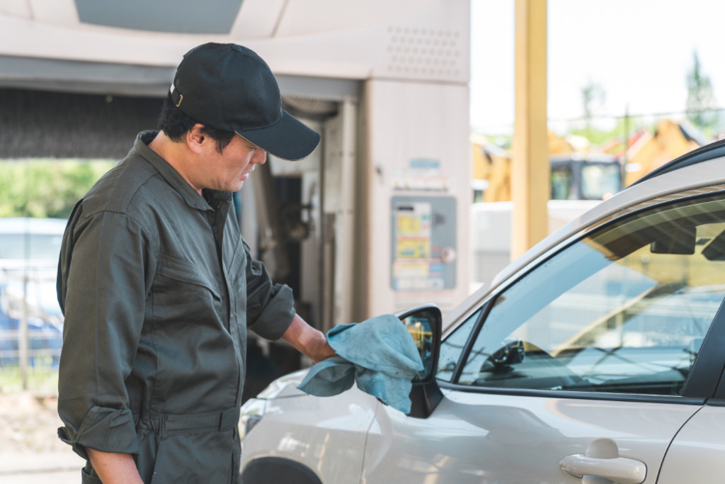 ガソリンスタンドの洗車は手洗いと洗車機、どっち？