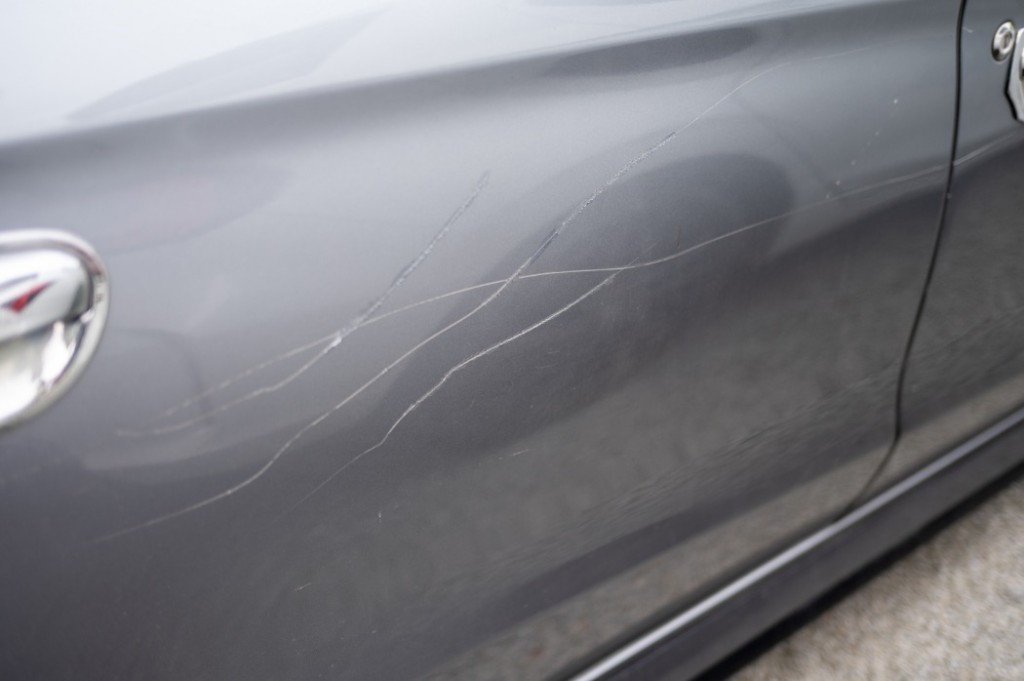 車に浅いひっかき傷ができる原因