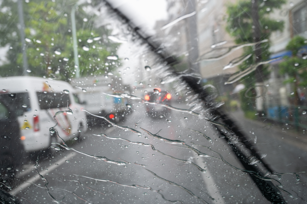 フロントガラスに油膜ができる原因