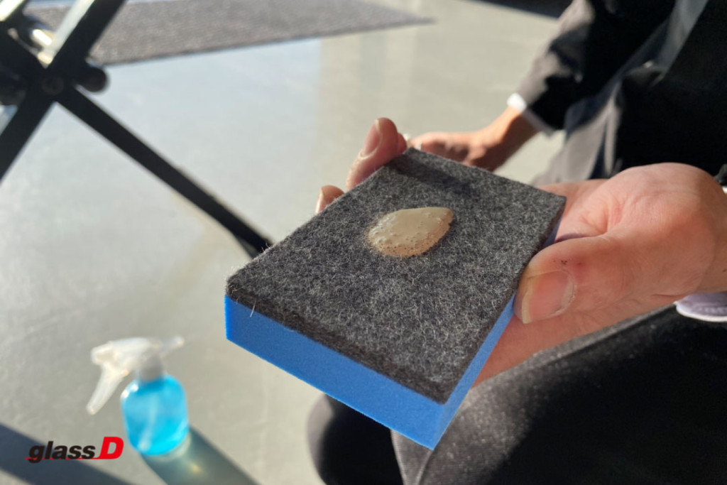 フロントガラスにできた油膜の落とし方