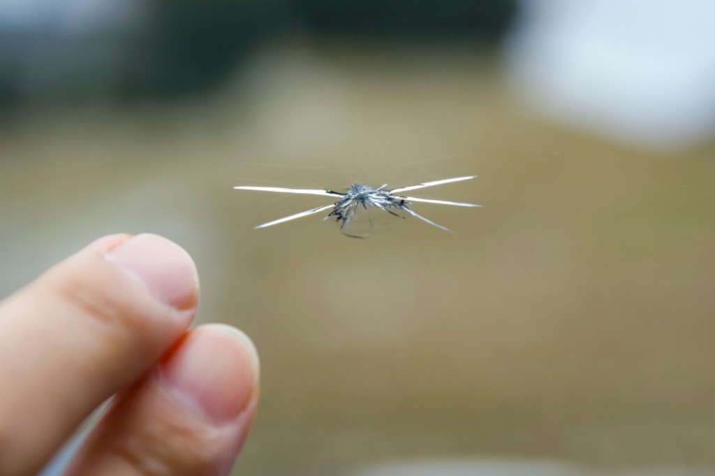 そのフロントガラスの傷、修理か交換か？