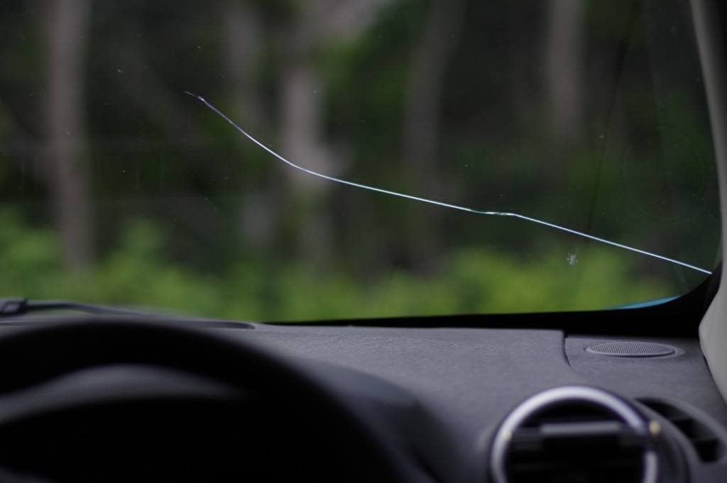 フロントガラスが割れる原因