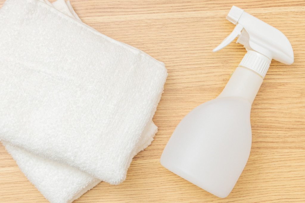 アルカリ電解水でフロントガラスの内側を掃除する