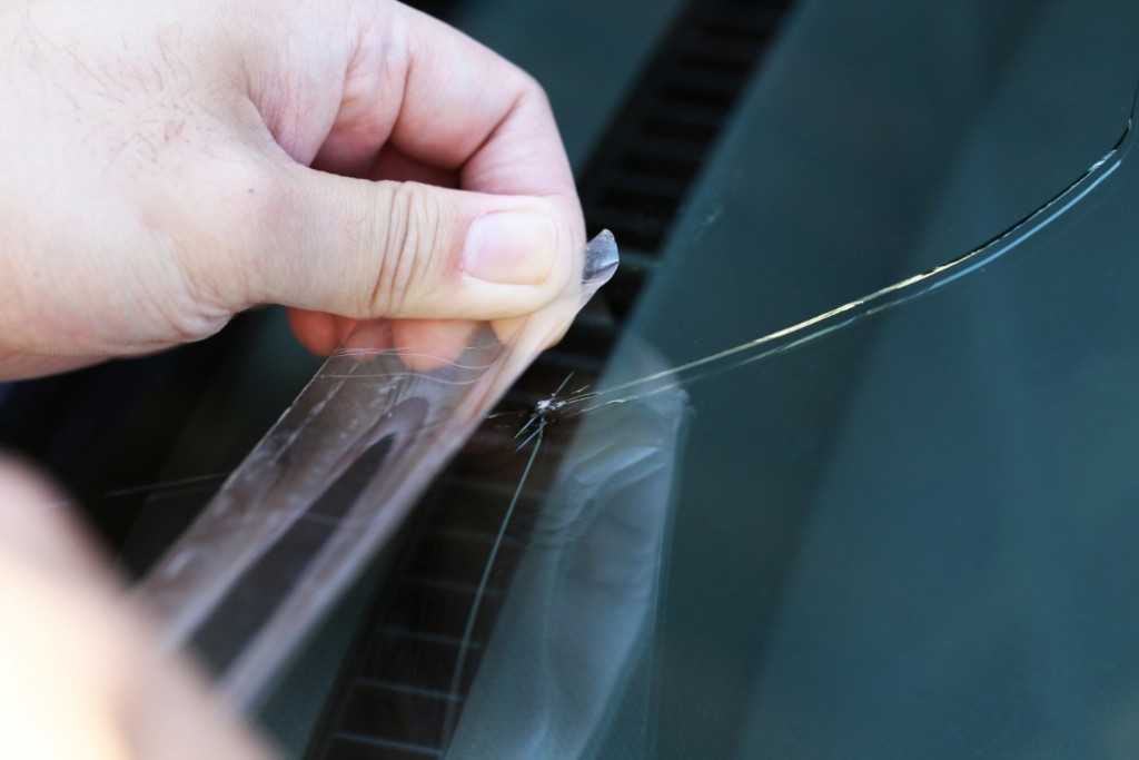 フロントガラス傷の応急処置