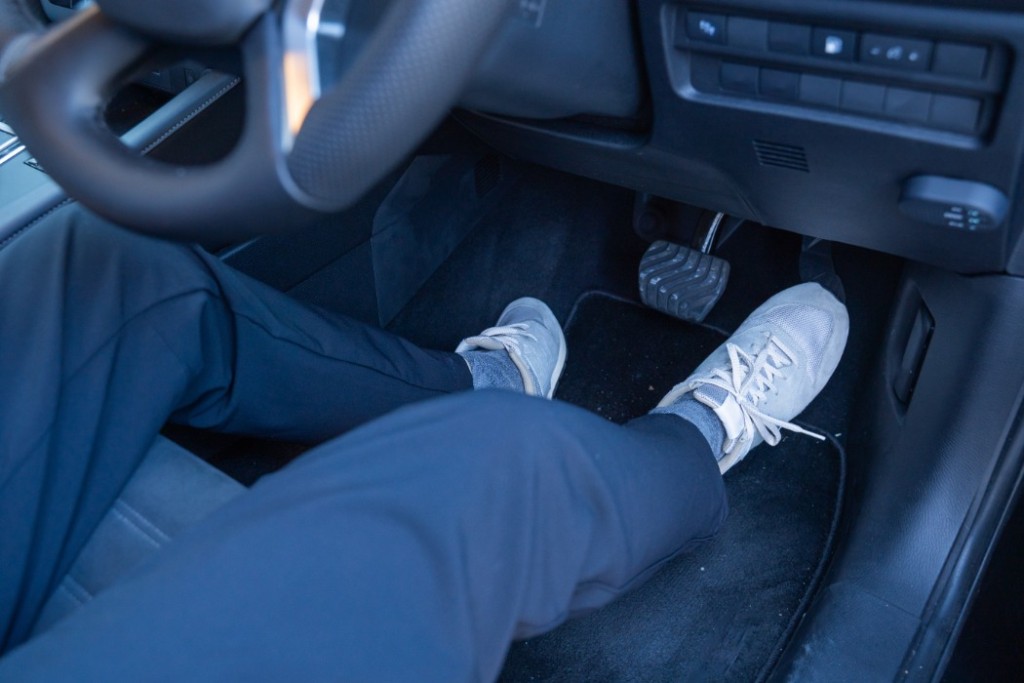 運転に「適している靴」と「適していない靴」