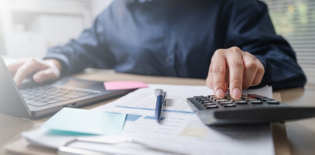 事業用車両をプライベートでも使う場合は「家事按分」を行う