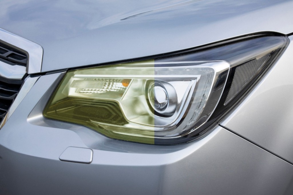 ヘッドライトが黄ばむ原因